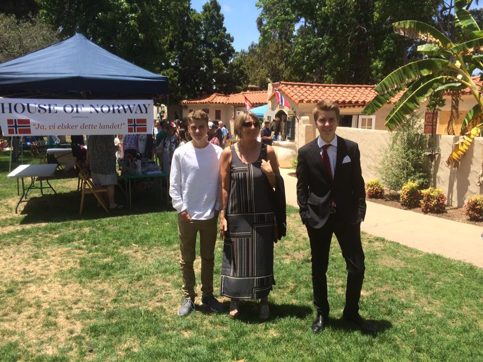 Helen og guttene foran House of Norway-teltet i Balboa Park