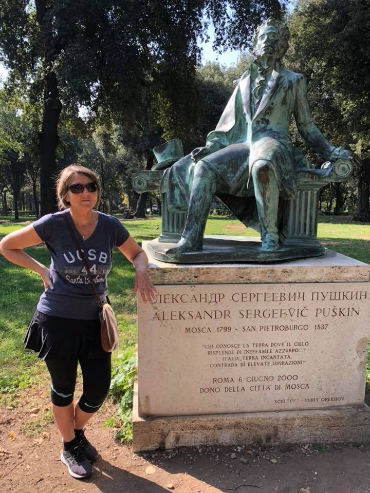 Helen ved Pushkin-statuen i Villa Borghese-parken i Roma