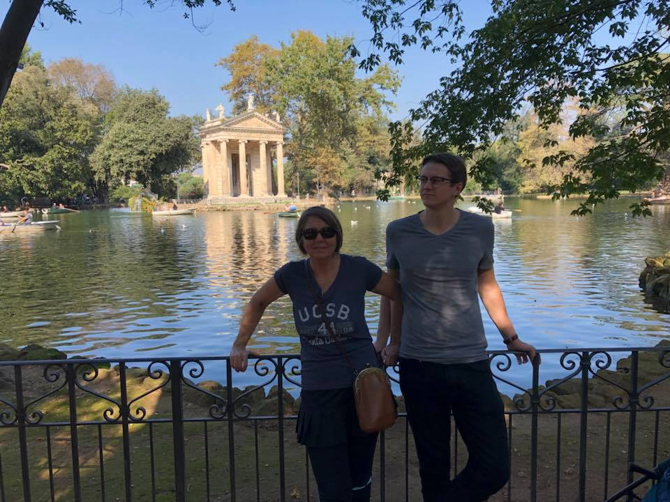 Helen og Edvin foran tempelet ved dammen i Villa Borghese