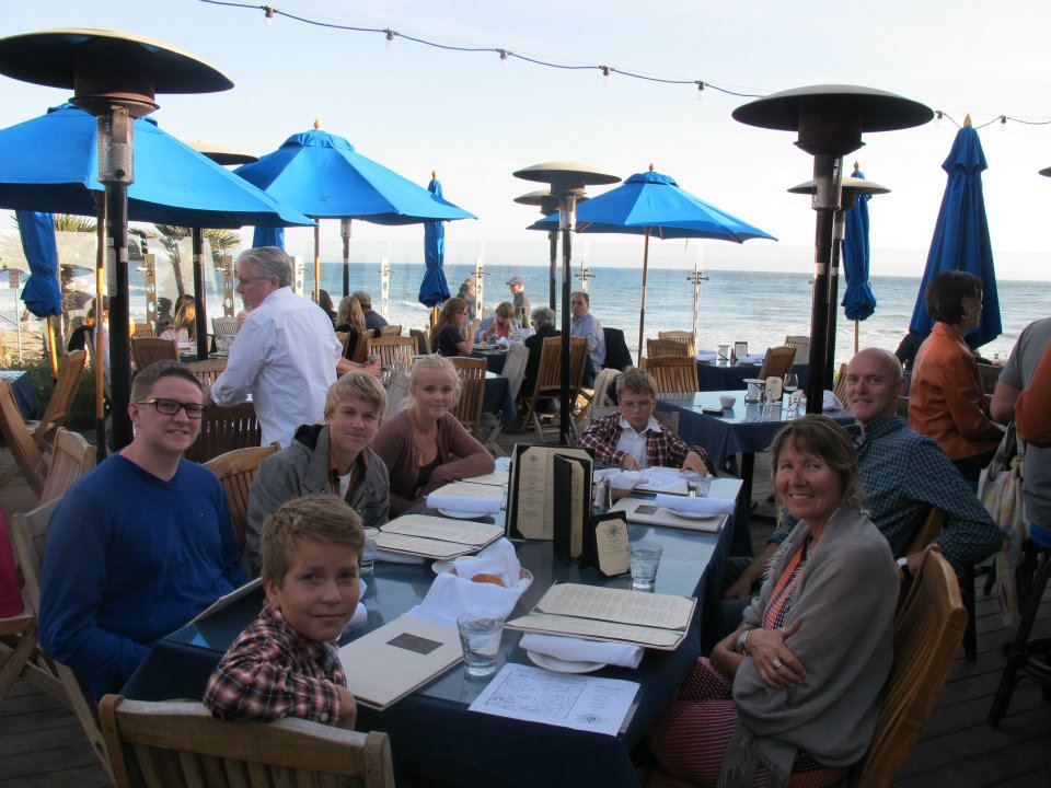 Familien rundt bordet på restaurant ved havet