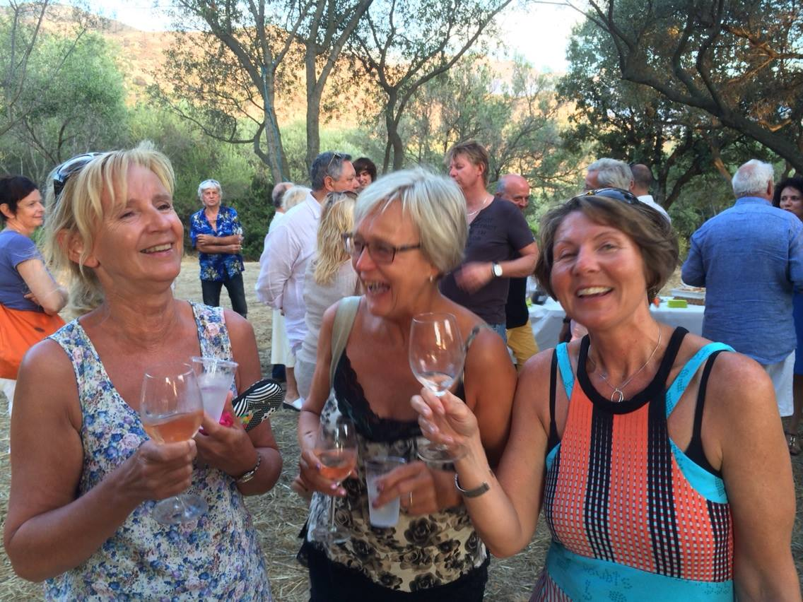 Helen sammen med venninner på vinsmaking i Calvi på Korsika