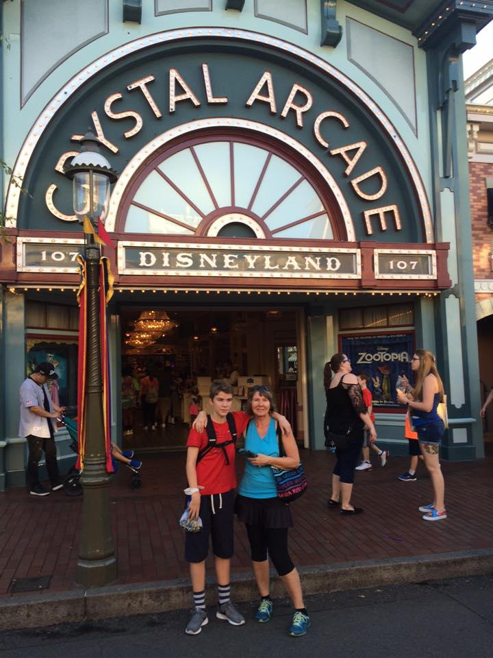 Helen og Aksel foran Crystal Arcade på Main Street i Disneyland