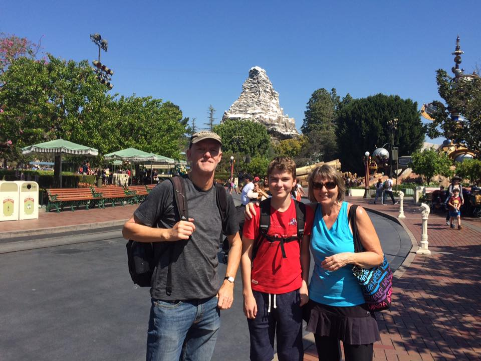 Steffen, Aksel og Helen foran Matterhorn-fjellet i Disneyland