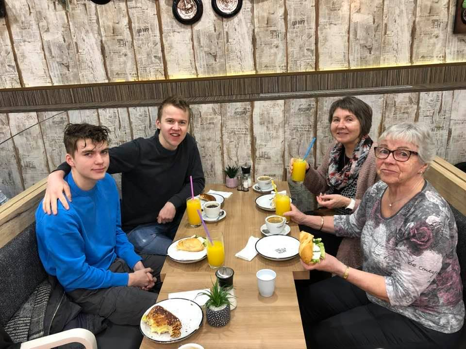 Familien rundt et frokostbord på en kafé i Berlin