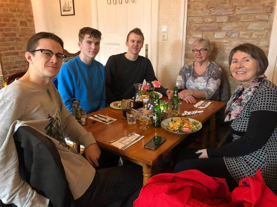 Familien rundt et lunsjbord på en restaurant i Berlin