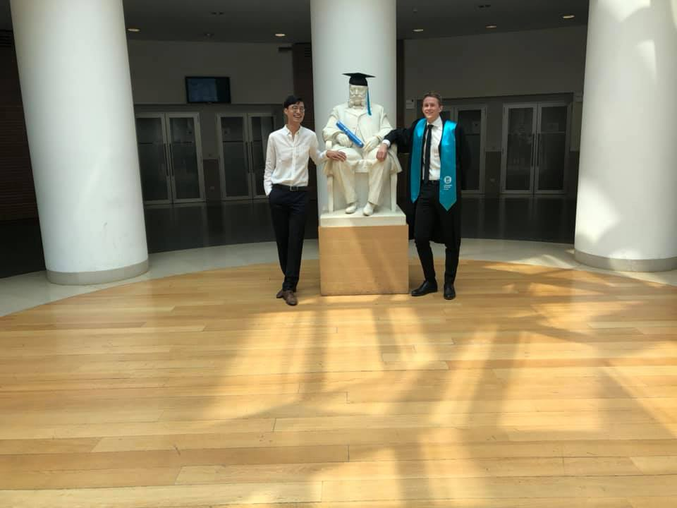 Edvin og en venn ved statuen av Bocconi-grunnleggeren