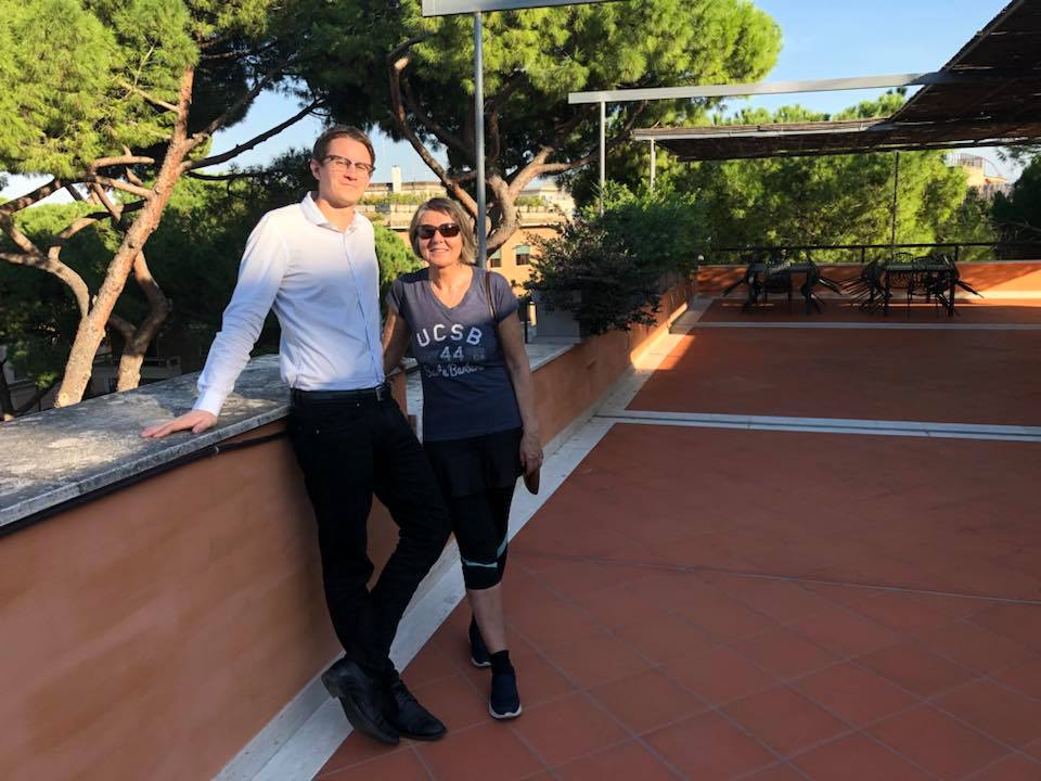 Helen og Edvin på en romersk takterrasse i ettermiddagssola