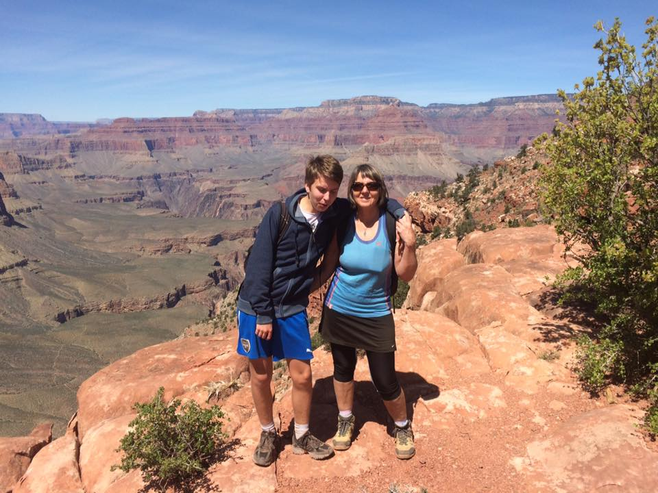 Helen og Aksel på en klippe ved Grand Canyon