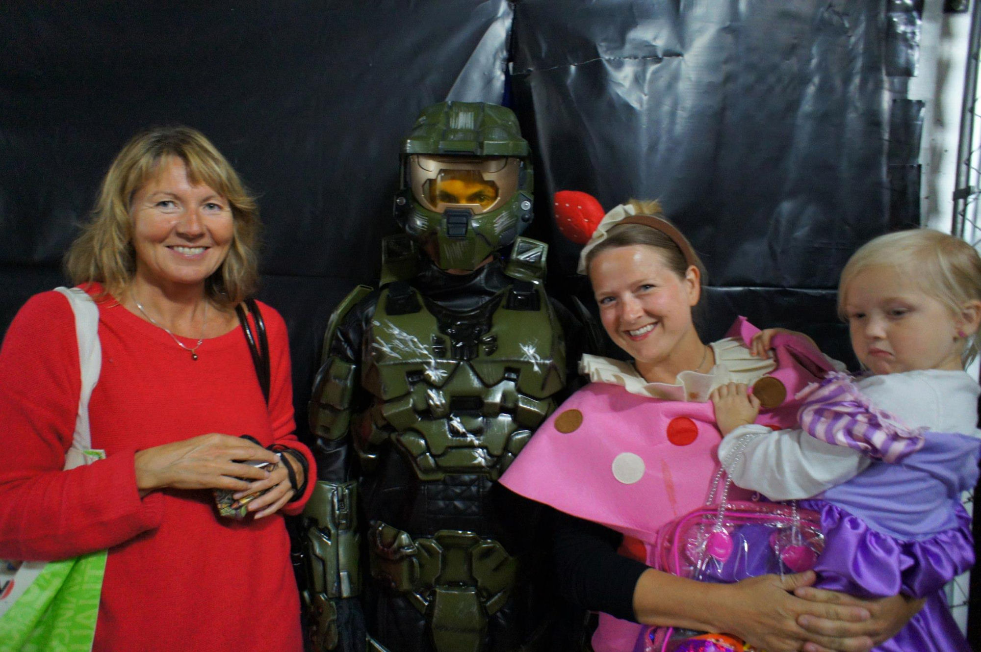 Helen ved siden av Master Chief-kostyme