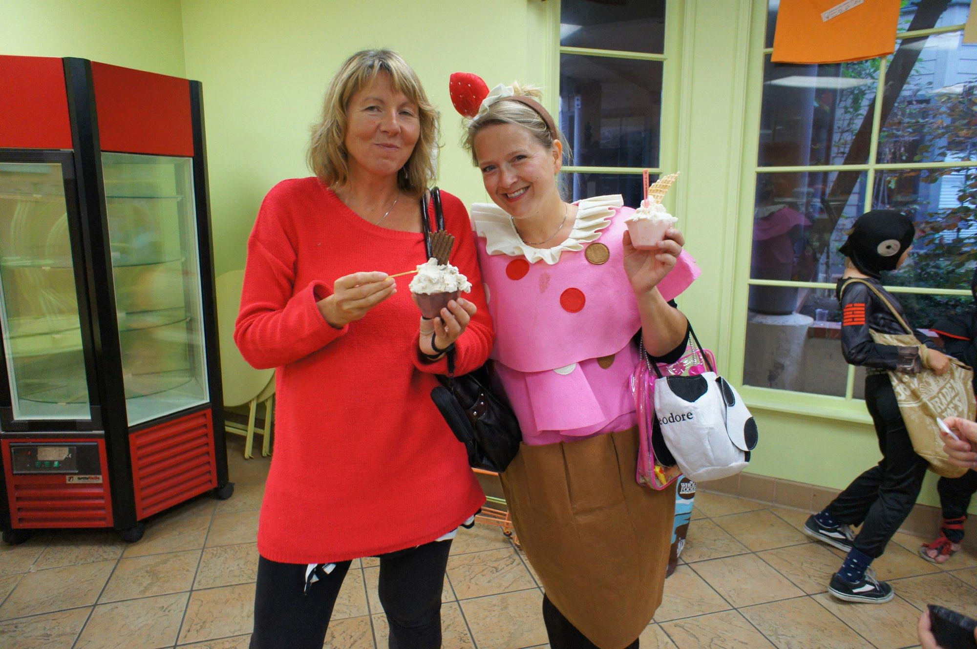 Helen med cupcake-kostyme