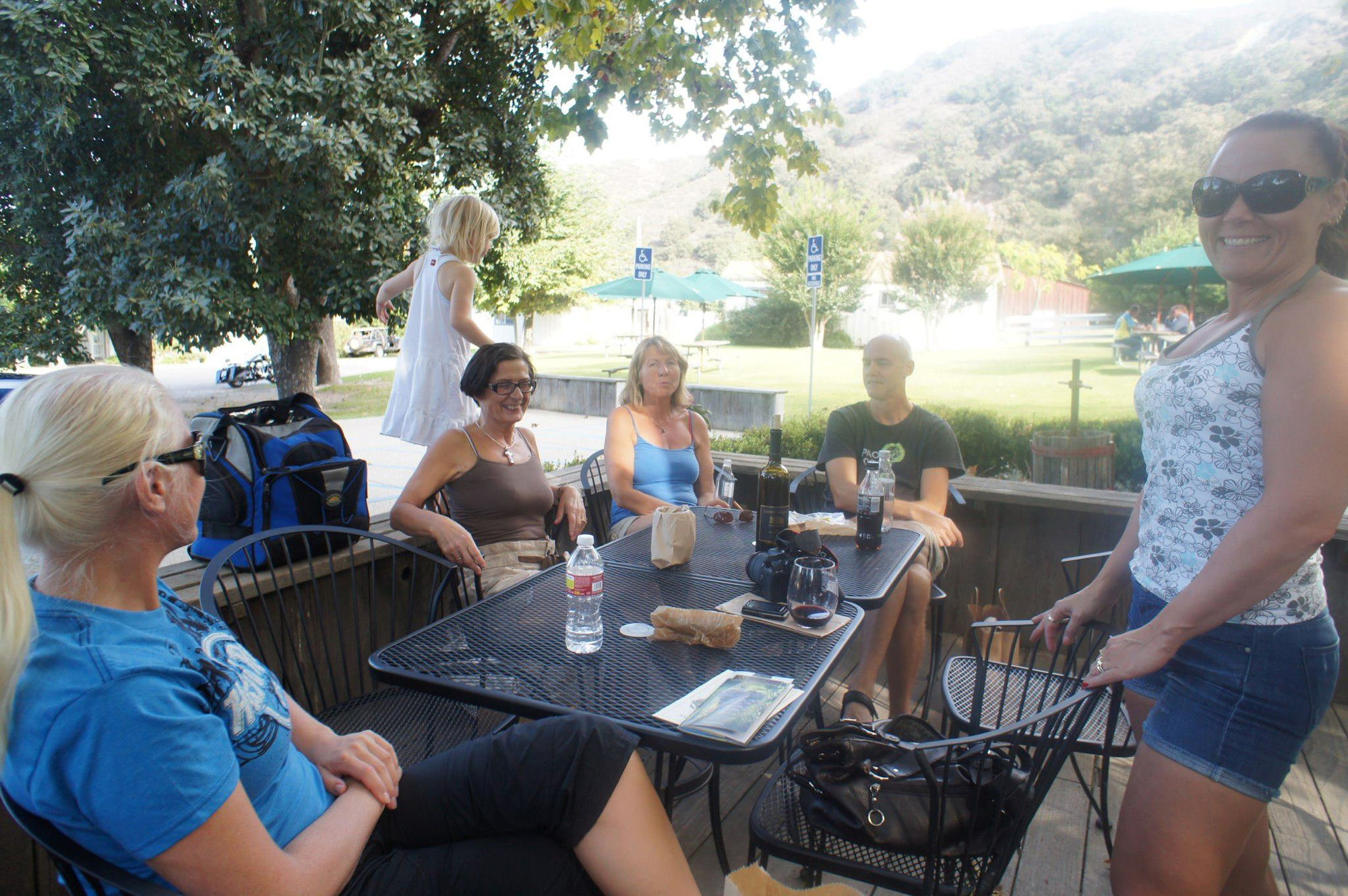 Familien rundt et bord ute