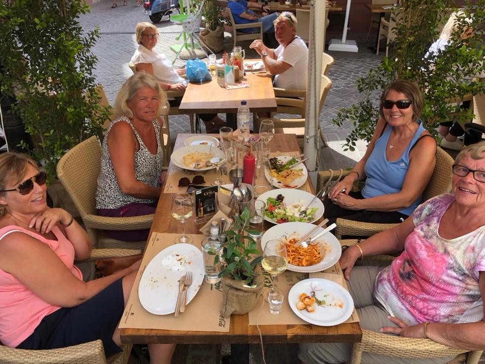 Helen og venninnene rundt et bord på en uterestaurant i gamlebyen