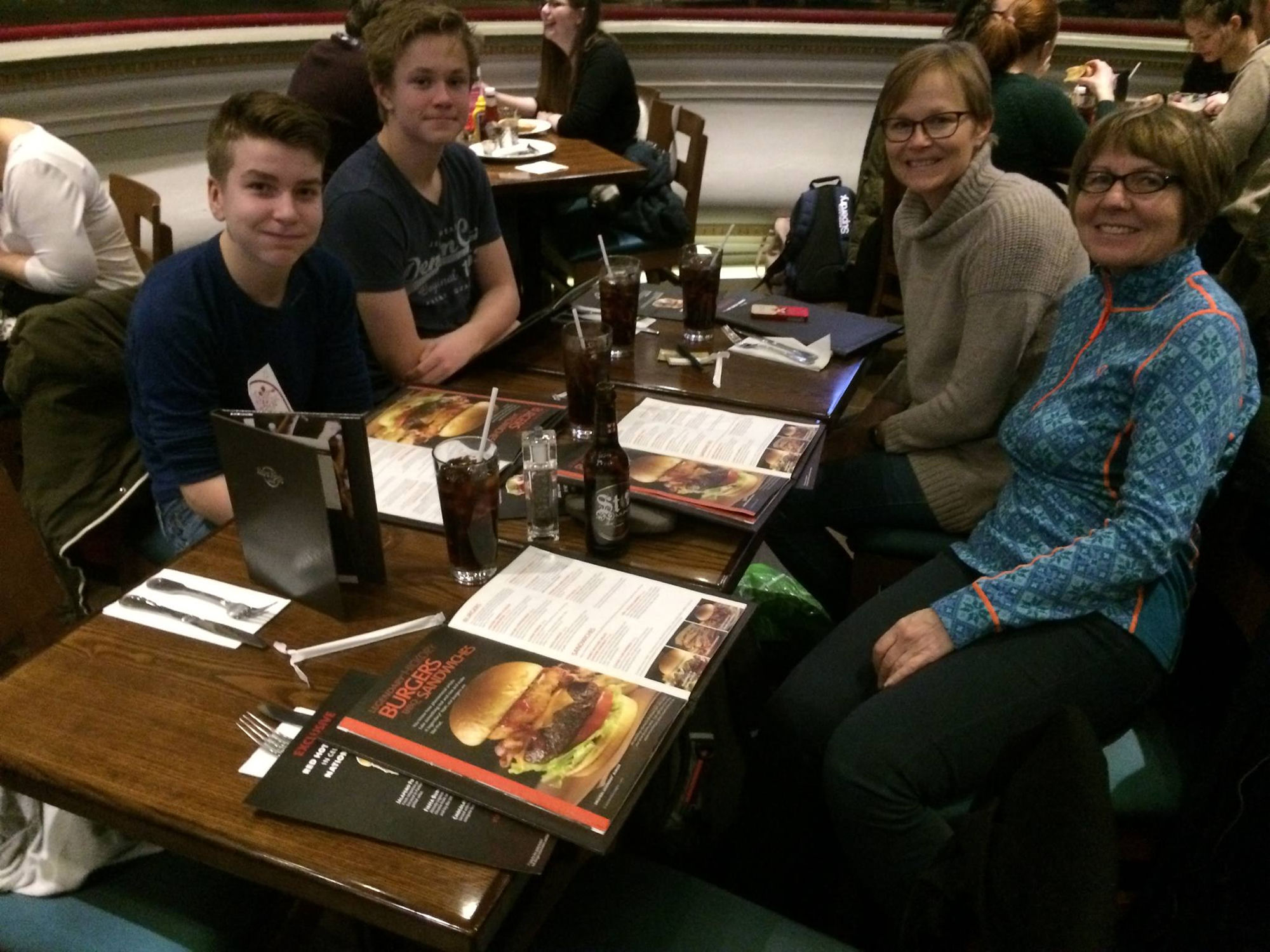Helen og familien rundt bordet på Hard Rock Hotel
