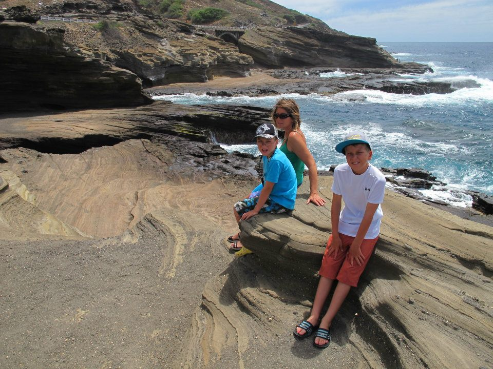 Helen og guttane ved kysten på Oahu