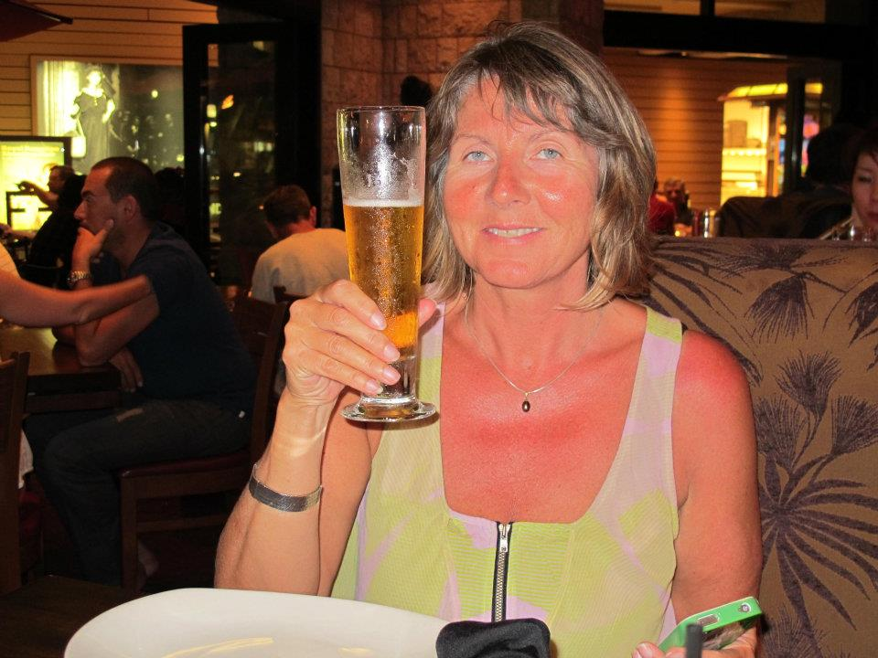Helen på restaurant med en kald øl