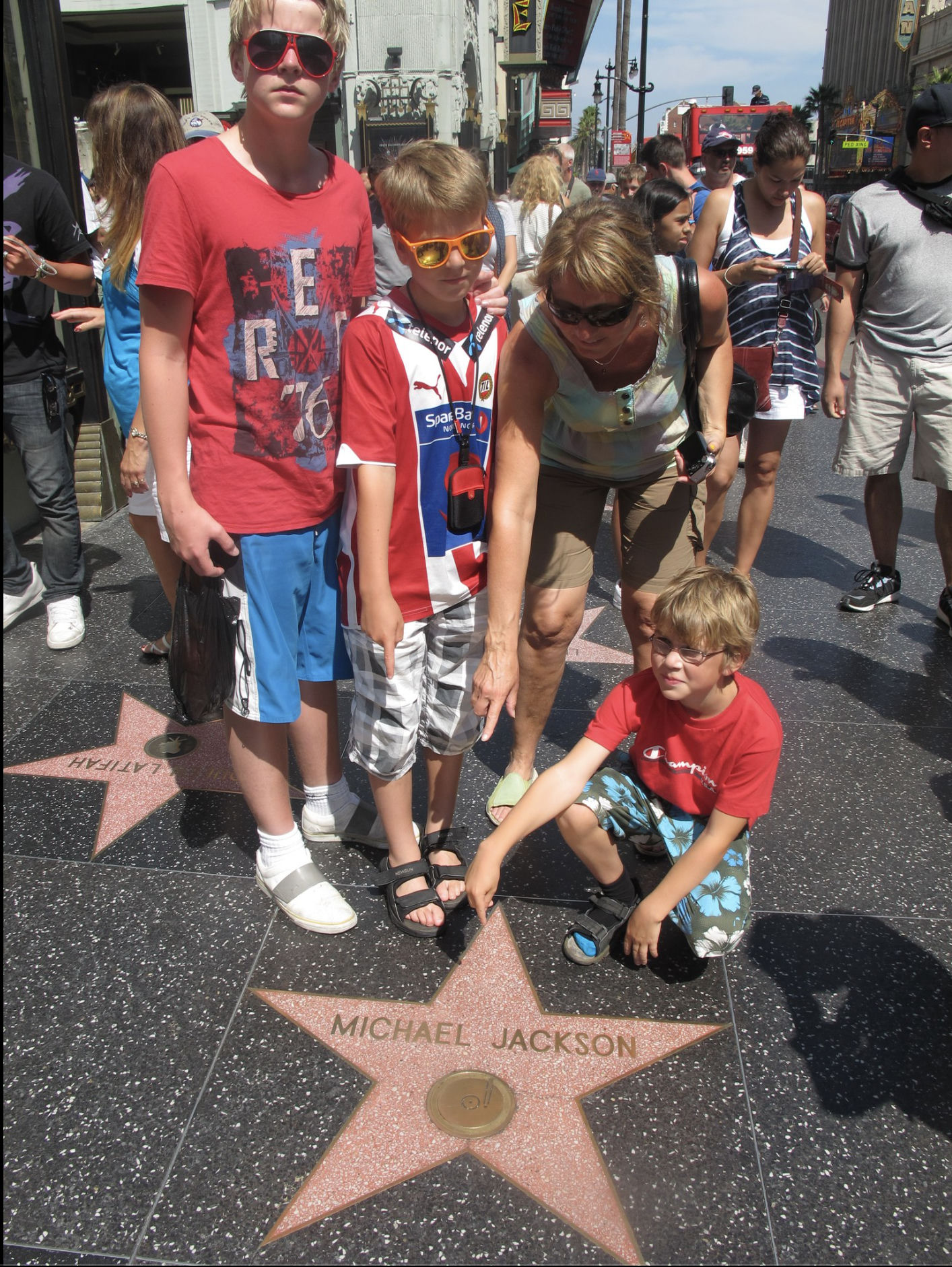 Helen med guttene på Hollywood Walk of Fame ved Michael Jacksons stjerne