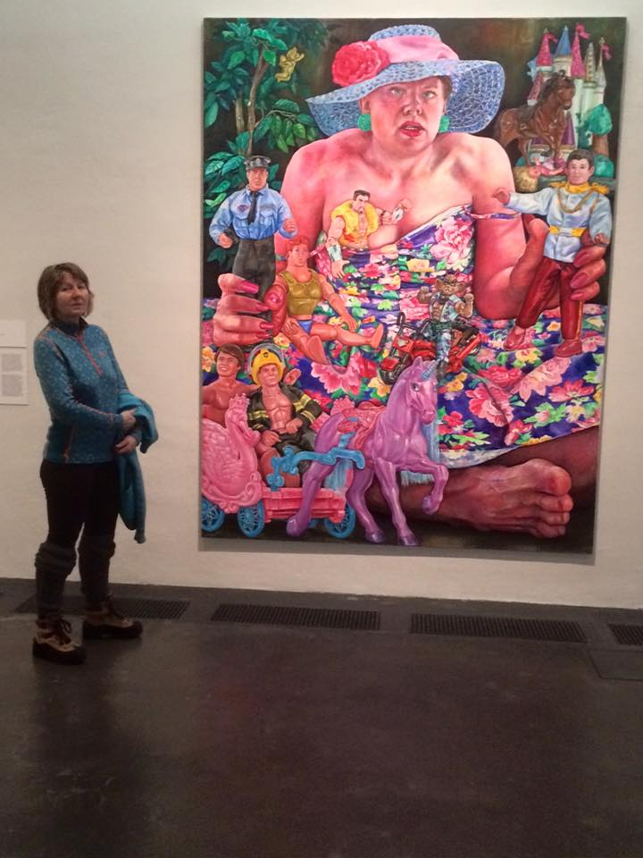 Helen ved siden av et stort fargerikt maleri på Kiasma