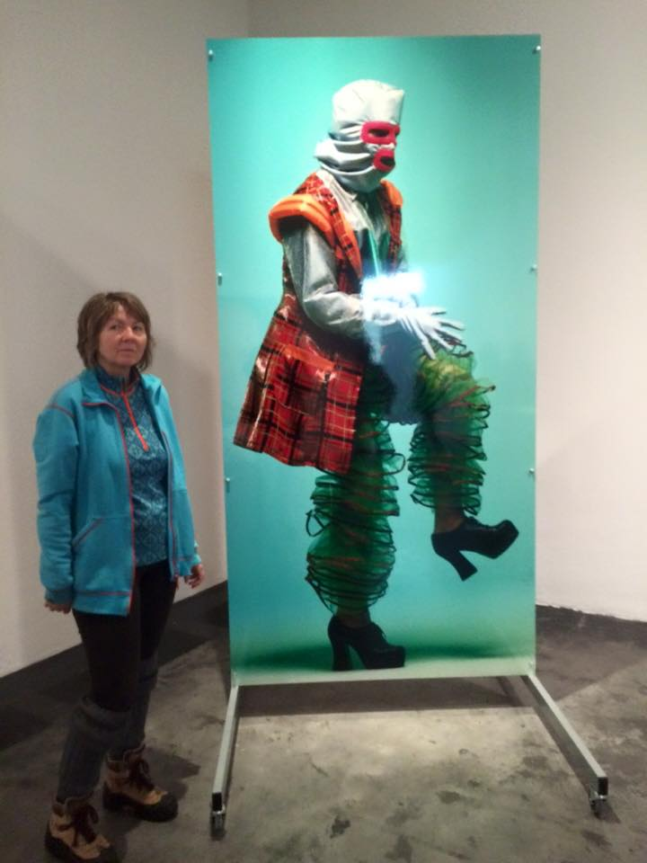 Helen ved siden av en fotoinstallasjon på Kiasma