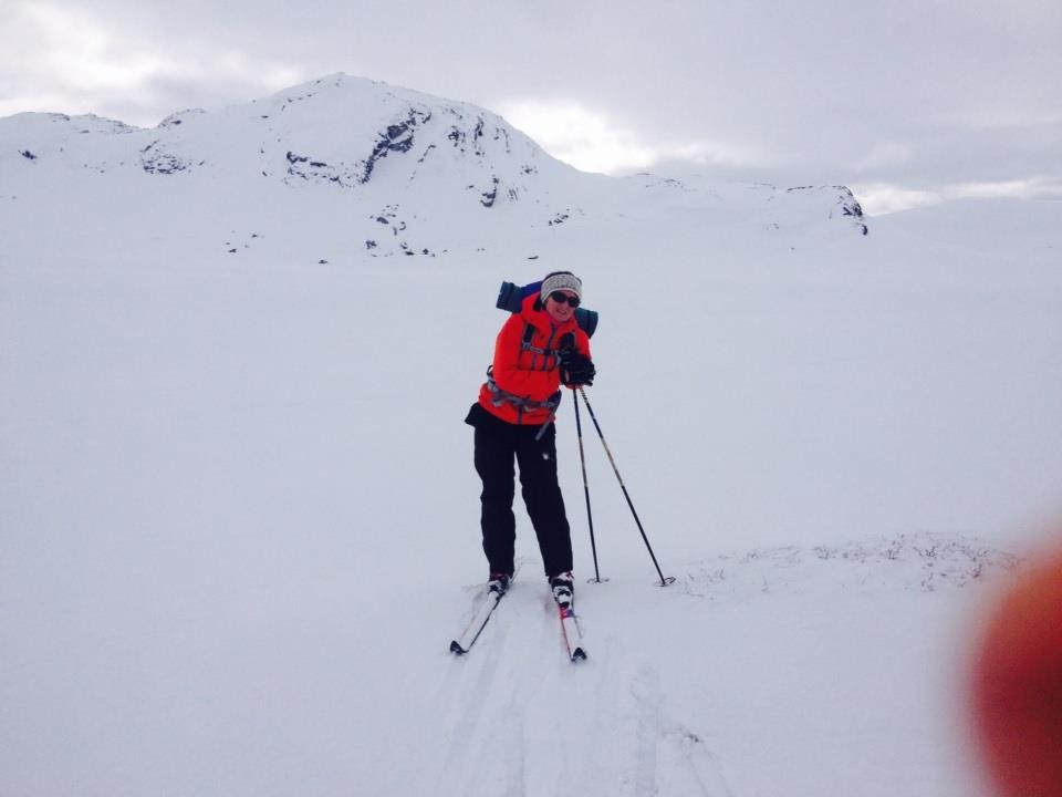 Helen på skitur i overskyet vær på Krutfjellet