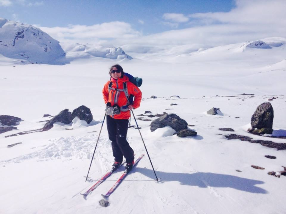 Helen på skitur i strålende sol på Krutfjellet