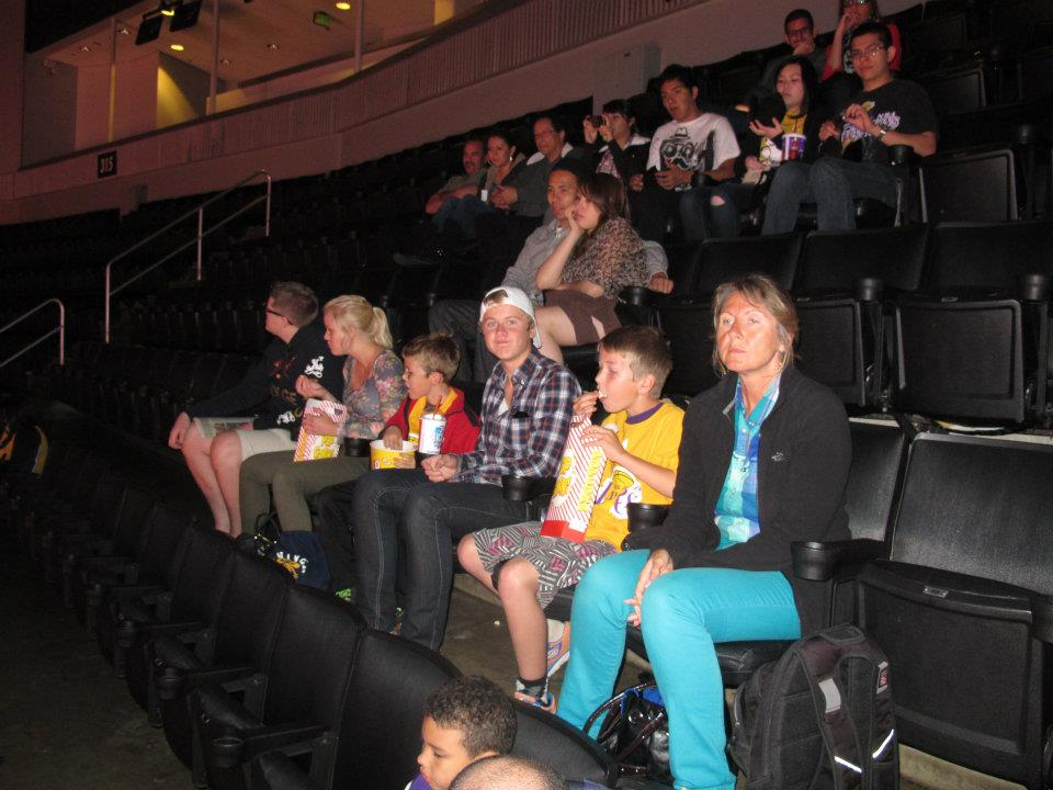 Helen og familien på Lakers-kamp i Staples Center