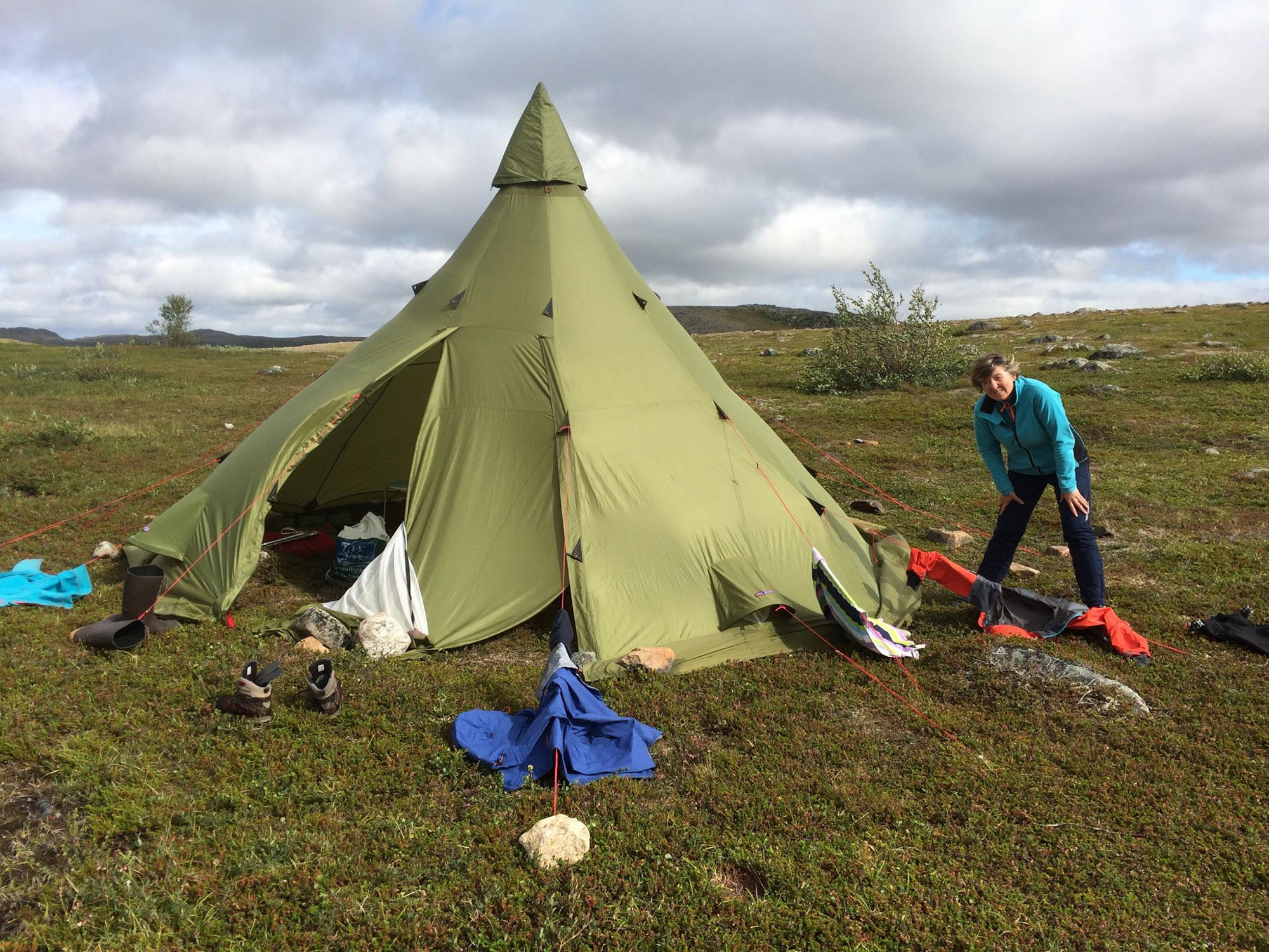 Helen ved lavvoen på Laksefjordvidda