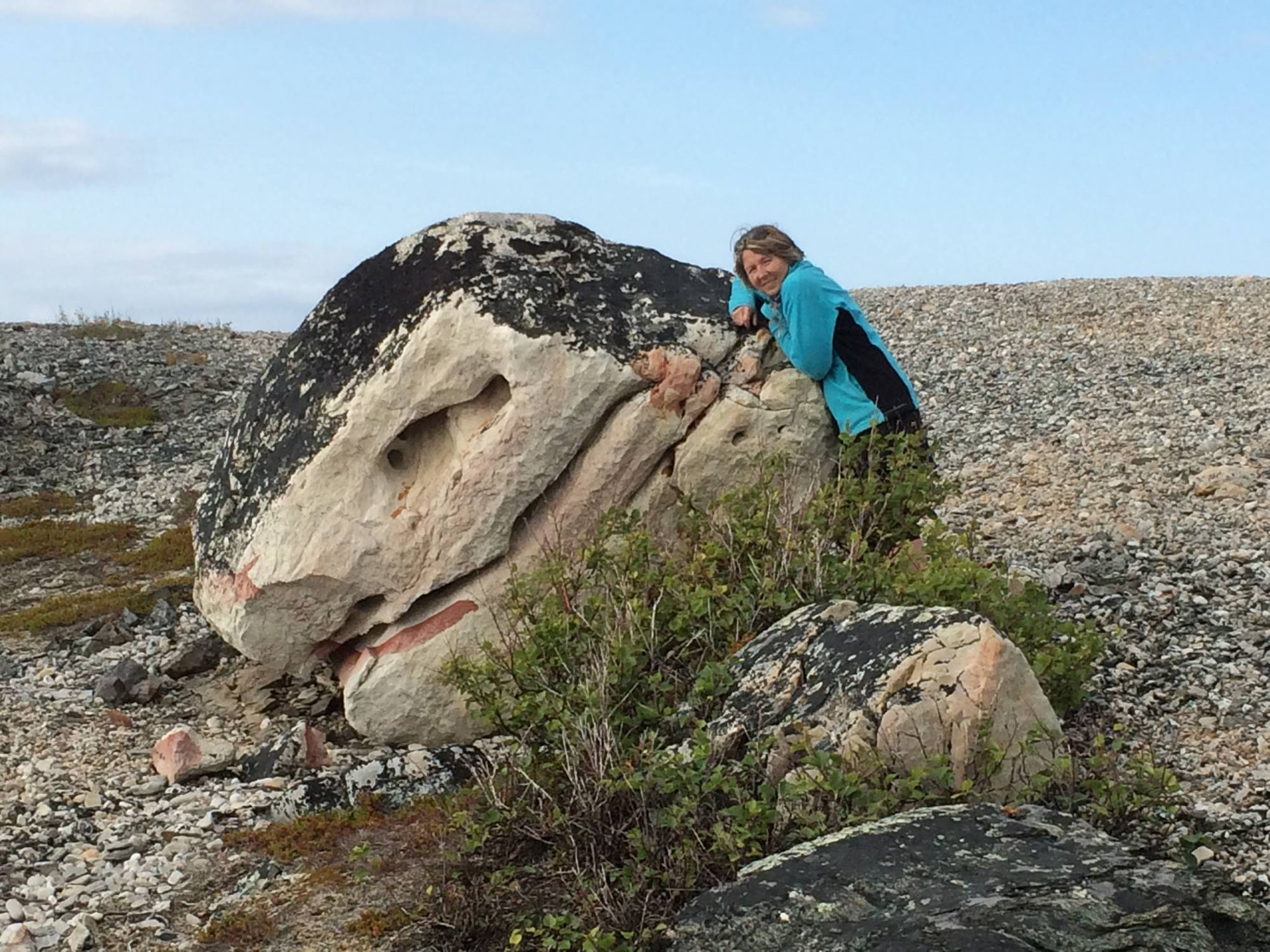 Helen lent på en stor stein på vidda