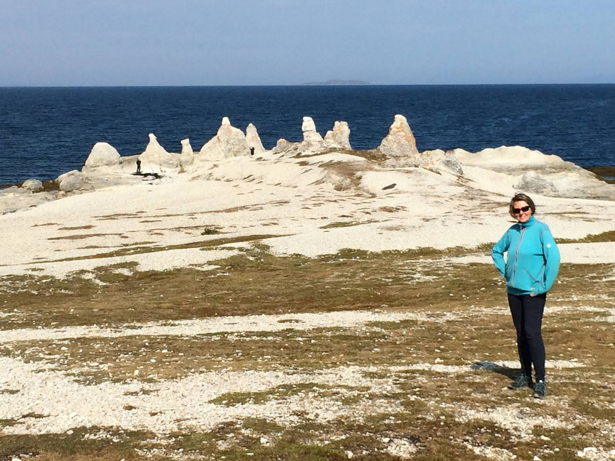 Helen med havet og kvartsittformasjoner i bakgrunnen