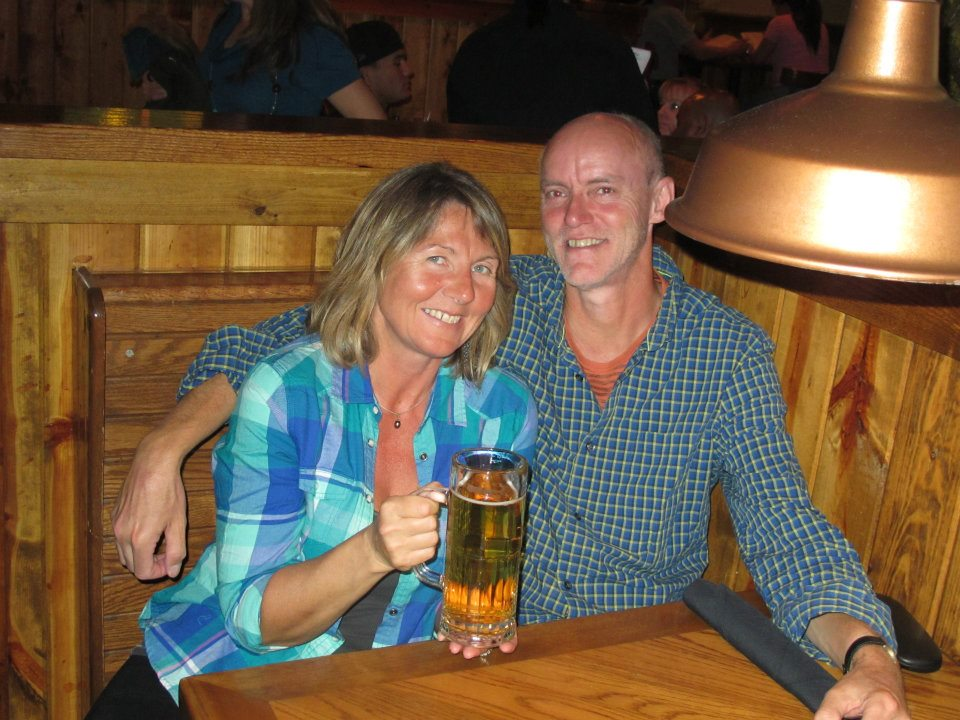 Helen og Steffen med øl på restaurant