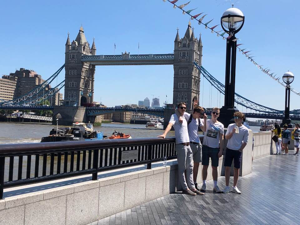 Guttene står ved promenaden langs Themsen med Tower Bridge i bakgrunnen