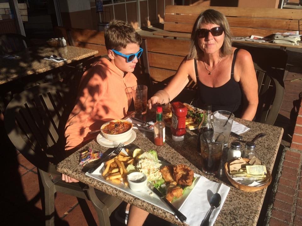 Helen og Aksel ved et bord ute på Mesa Cafe med mat foran seg