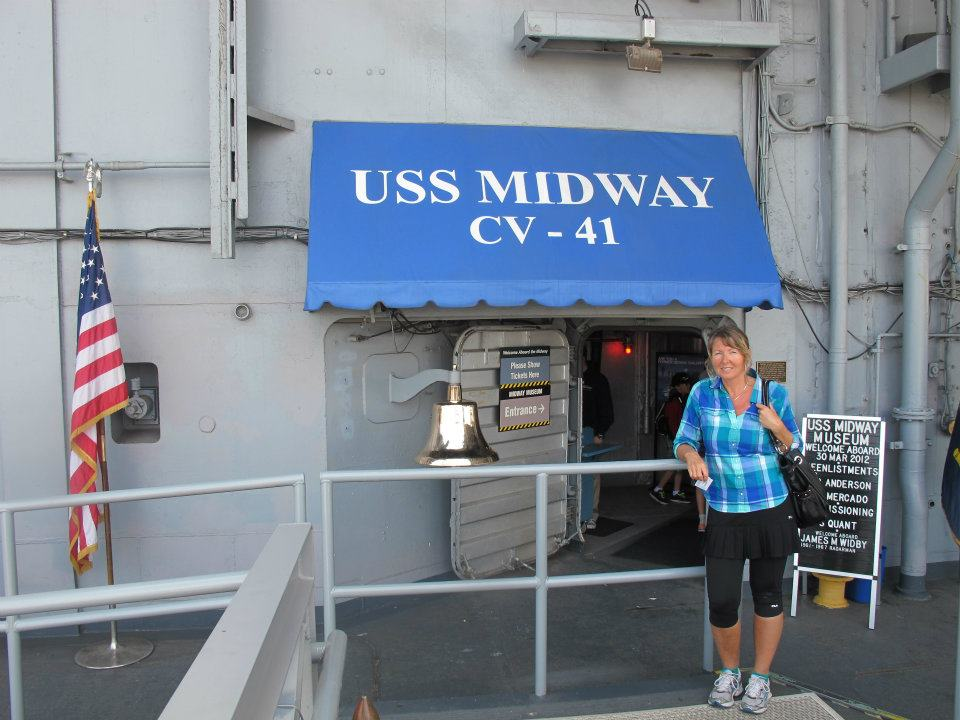 Helen foran inngangen til USS Midway