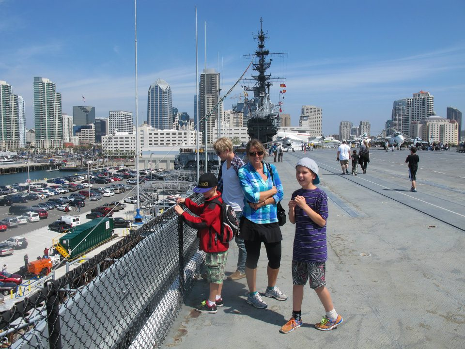 Helen og guttane på dekket med utsikt over San Diego