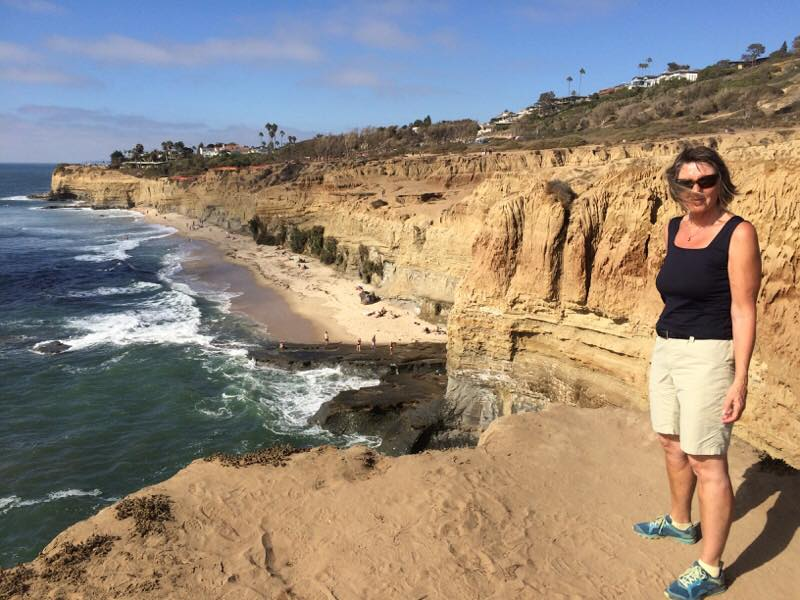 Helen ved Sunset Cliffs med utsikt mot stranden og klippene
