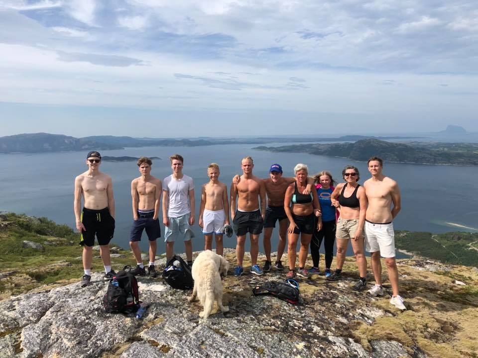 Hele gjengen oppstilt på toppen av Nubben med fjorden og fjellene bak