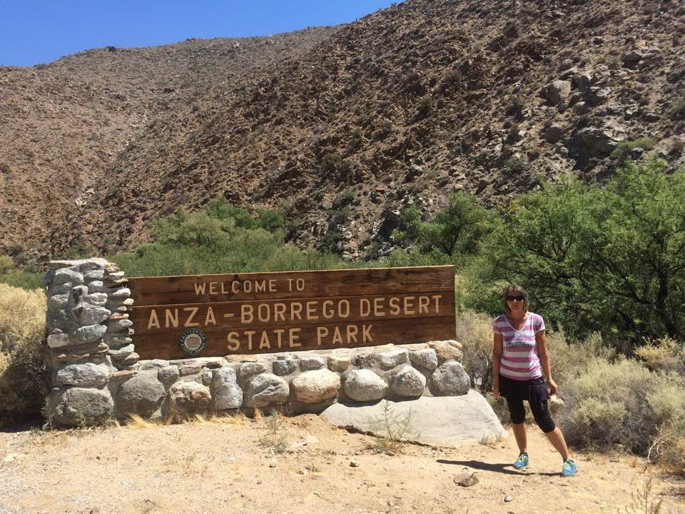 Helen ved velkomstskiltet til Anza-Borrego Desert State Park