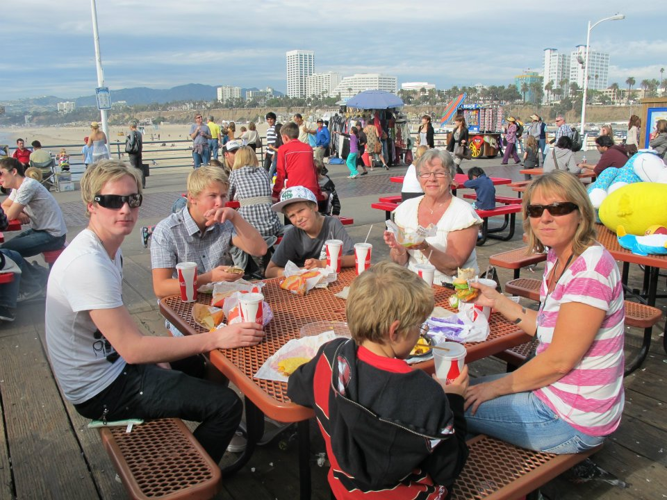 Familien spiser på Santa Monica Pier