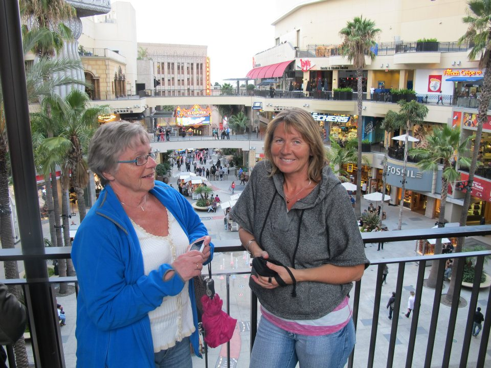 Mamma og Helen i shoppingsenteret i Hollywood