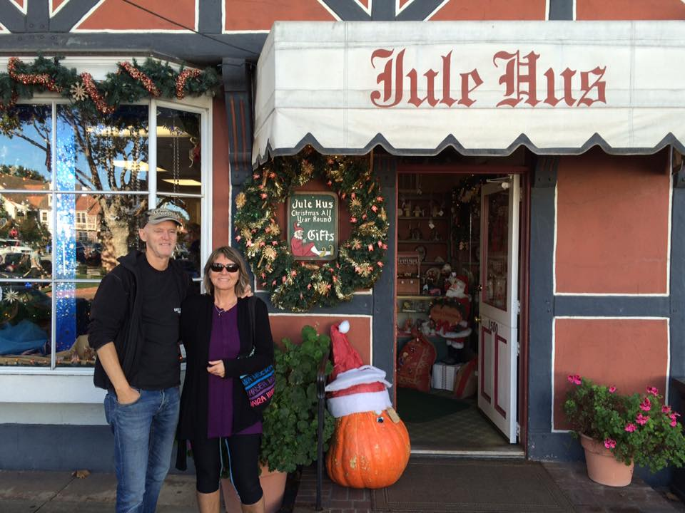 Helen og Steffen foran Jule Hus i Solvang med julepynt og en stor gresskar