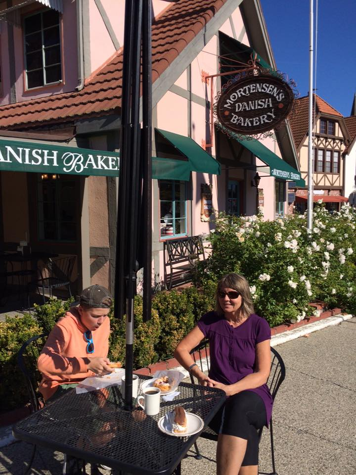 Helen og Aksel ved et bord utenfor Mortensen's Danish Bakery i Solvang