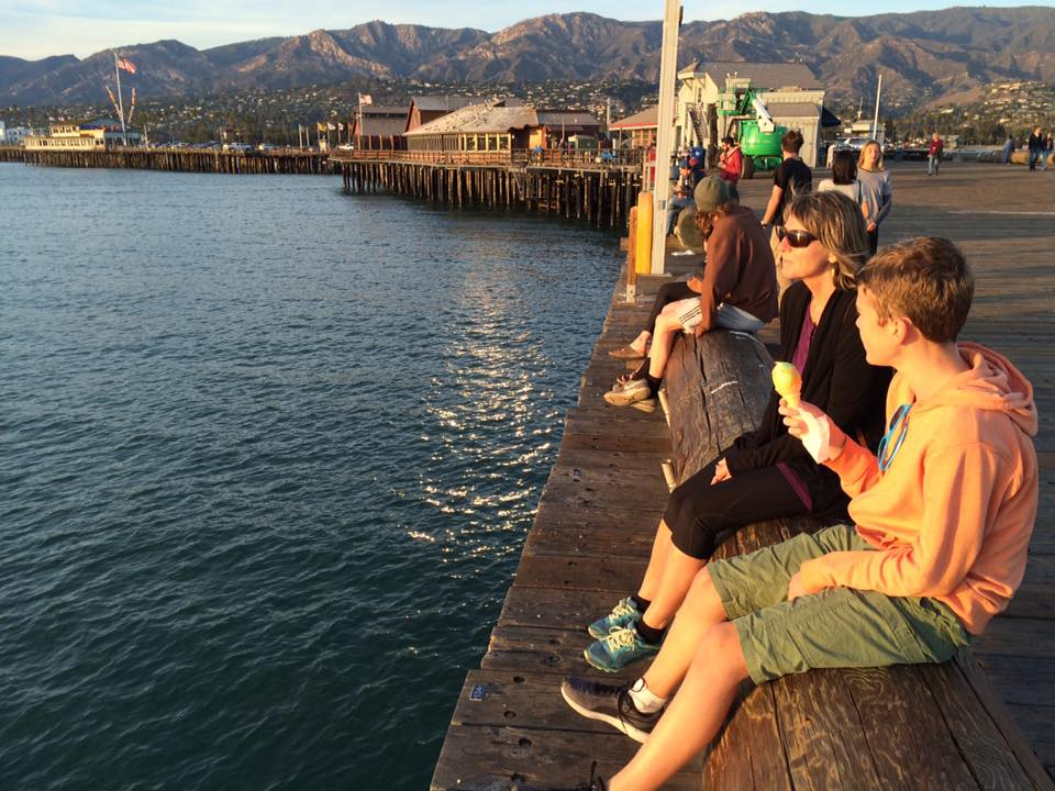 Helen og Aksel på Stearns Wharf i Santa Barbara mens de spiser is