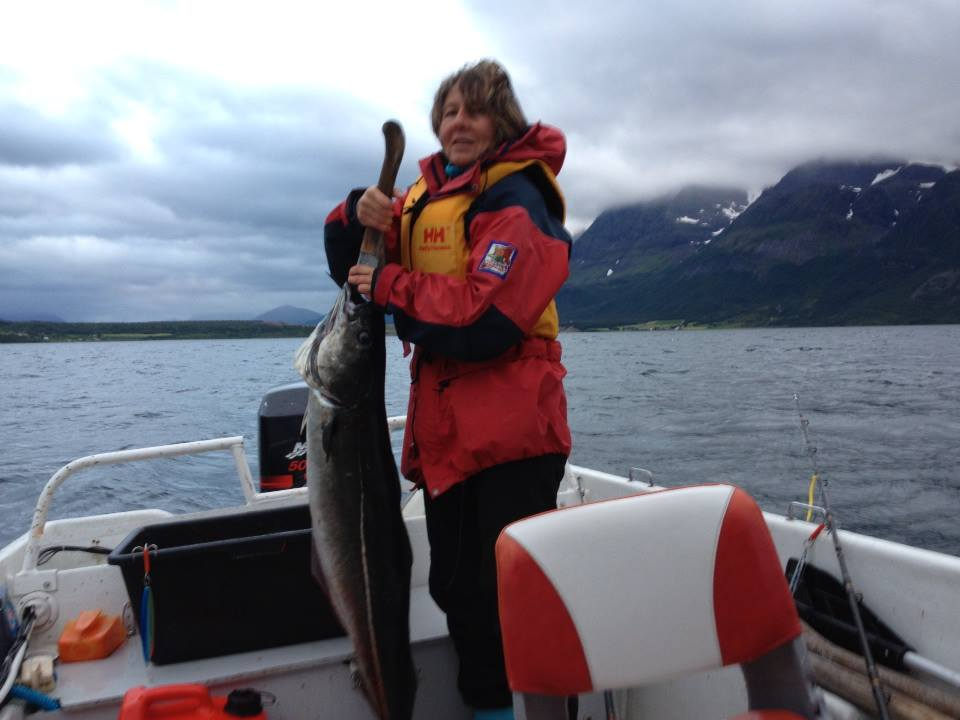 Helen i båten med en gigantisk sei