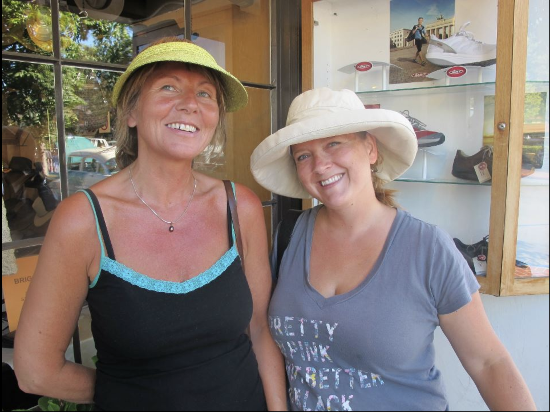 Helen sammen med en venninne i Solvang