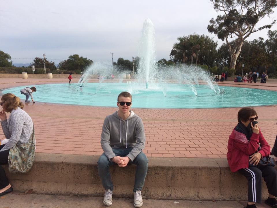 Aksel foran fontenen i Balboa Park