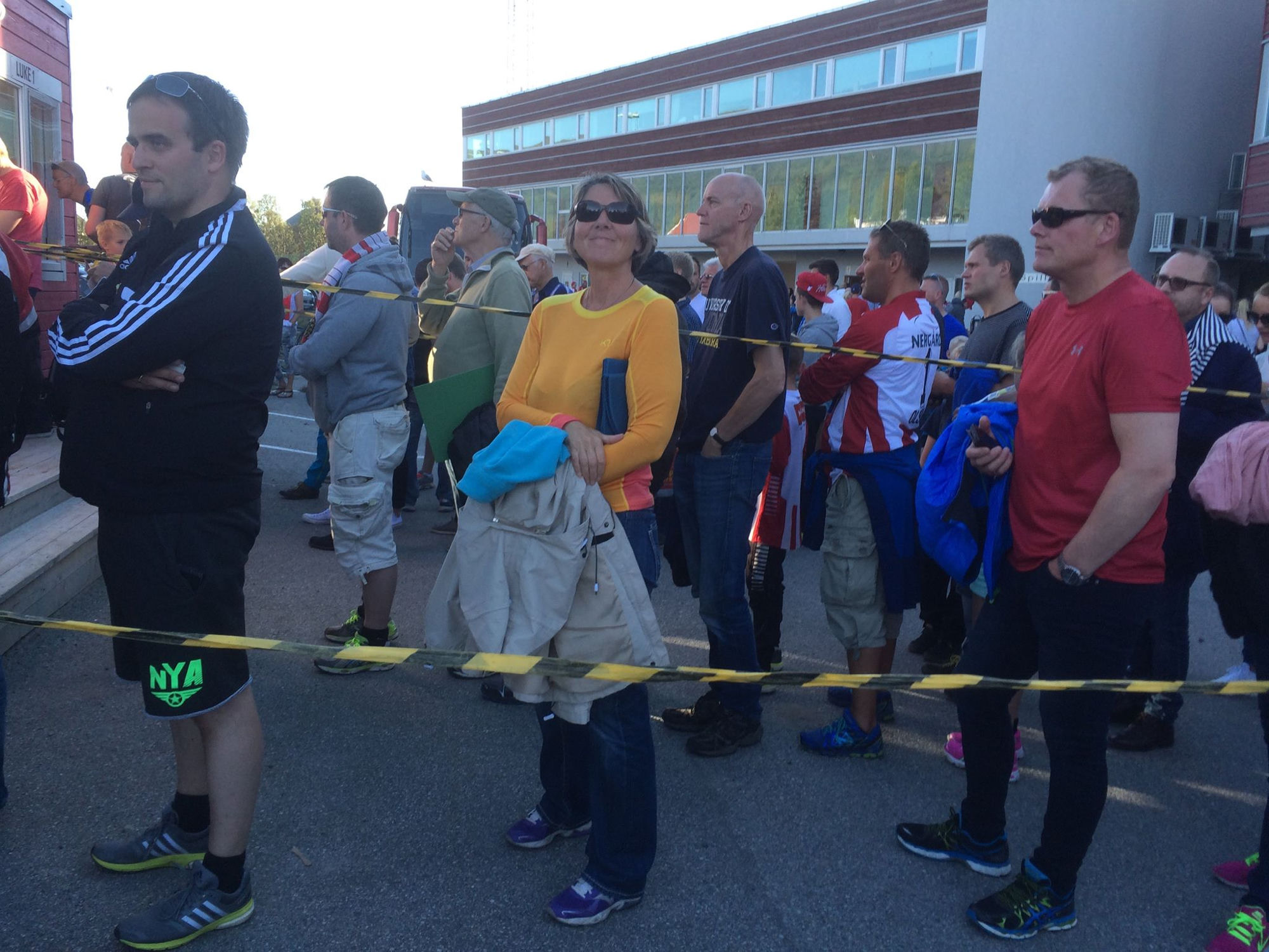 Helen i TIL-trøye i køen utenfor stadion