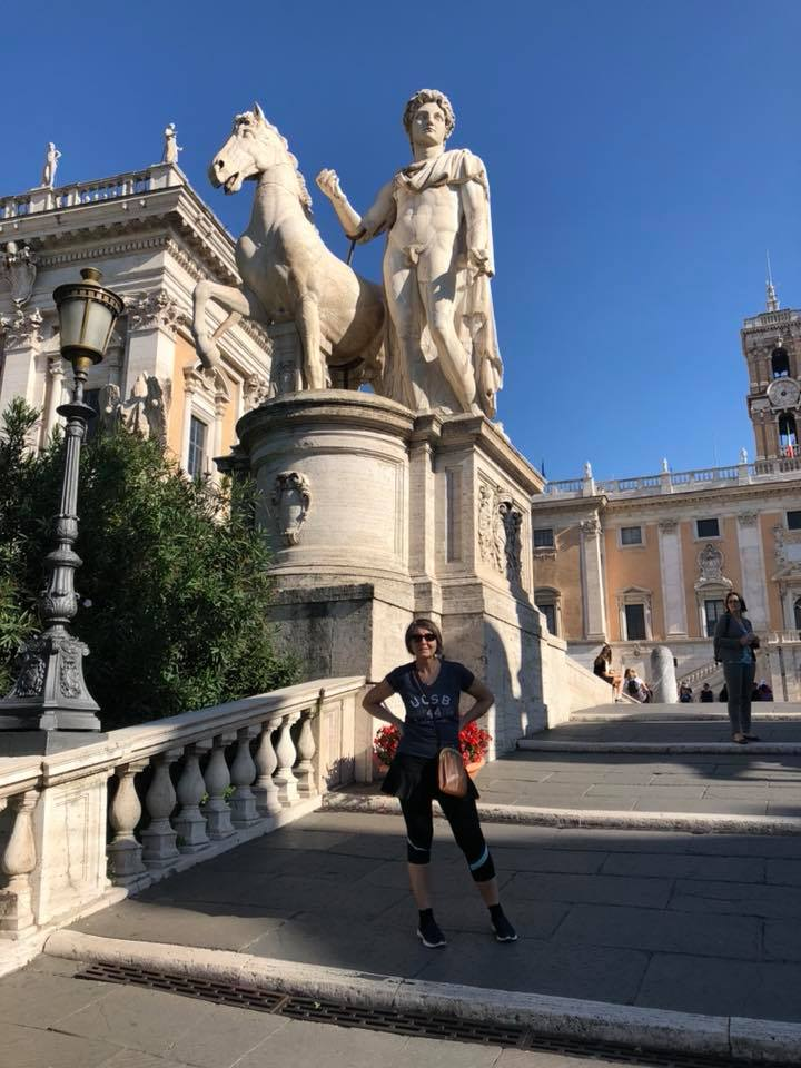 Helen foran en romersk rytterstatue og Capitolino-trappa i Roma
