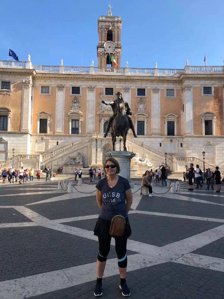 Helen på Piazza del Campidoglio foran Marcus Aurelius-statuen