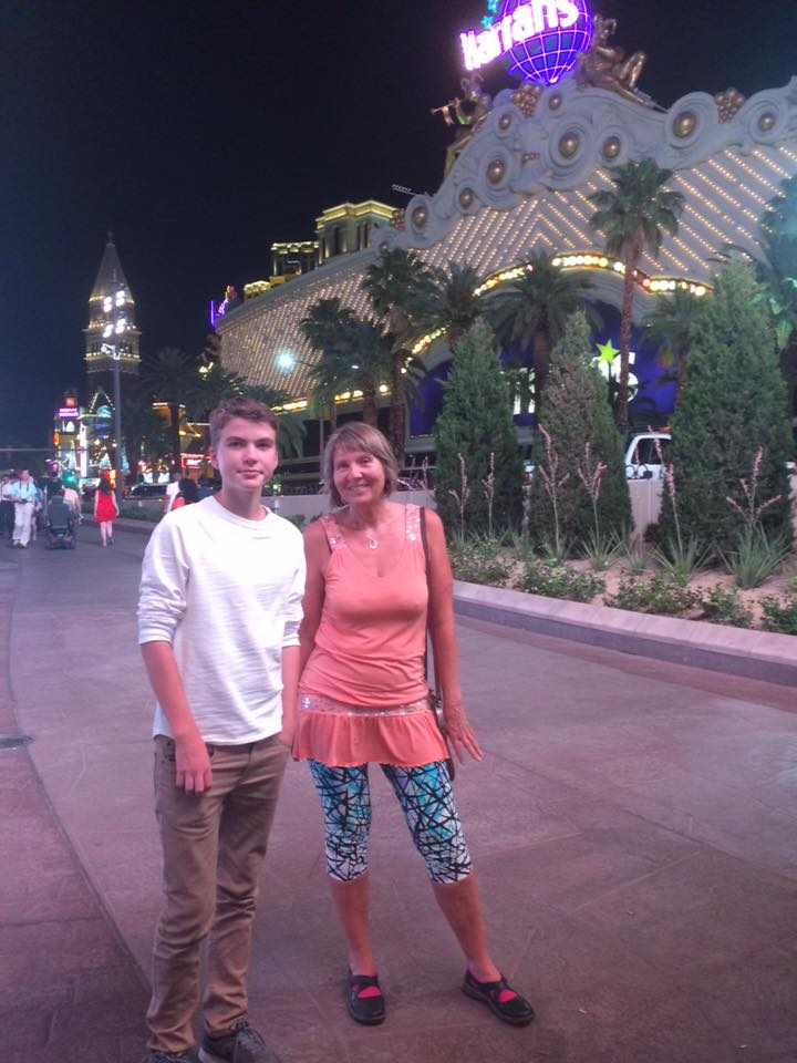 Helen og Aksel utenfor Harrah's på Las Vegas Strip om kvelden