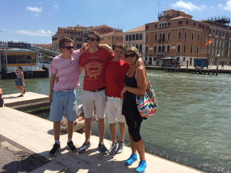 Helen og guttene står ved Canal Grande i Venezia