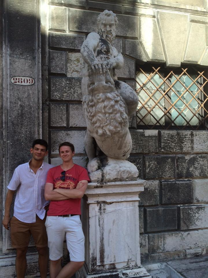 Edvin og Halvar ved siden av en gammel statue i en smal Venezia-gate